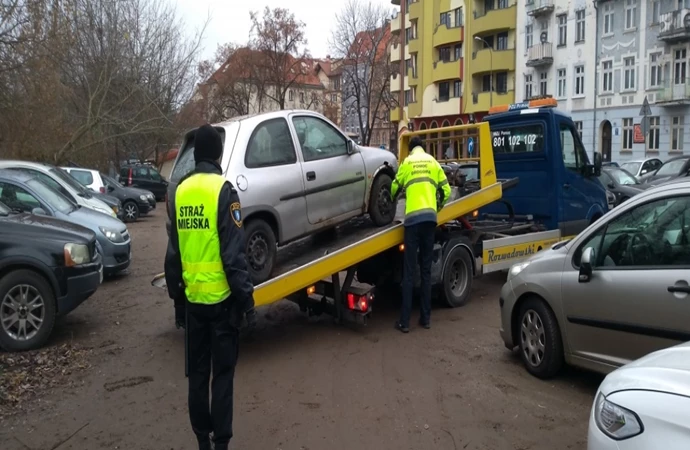 {Olsztyńska Straż Miejska usunęła dwa kolejne wraki.}