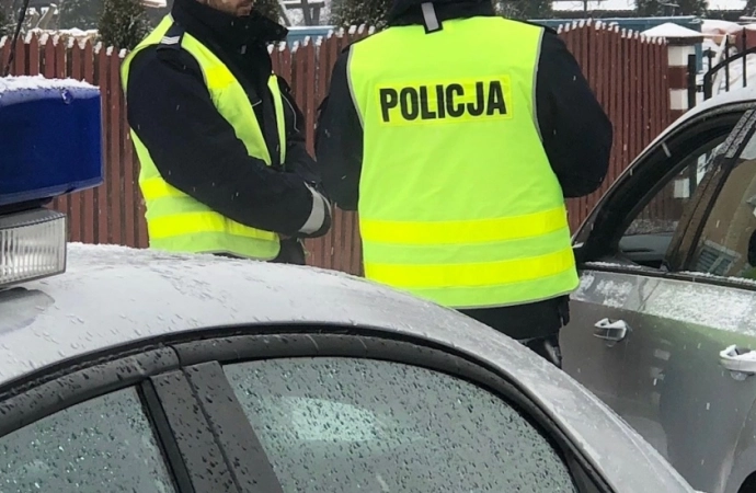 Policja apeluje o odśnieżanie samochodów. Bez tego – narażamy siebie i innych.