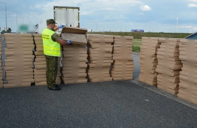 Patrol Straży Granicznej zatrzymał kierowcę, który przewoził kontrabandę za ponad 400 tys. złotych.