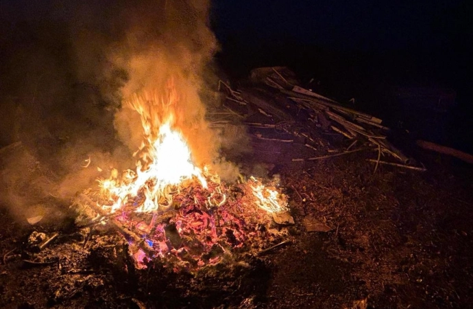 {O tym, że nie wolno palić plastiku, przekonał się mieszkaniec powiatu iławskiego.}